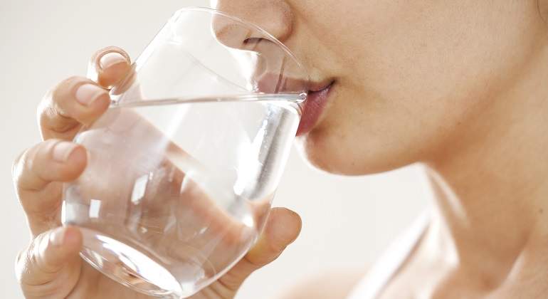 beber agua para estreñimiento